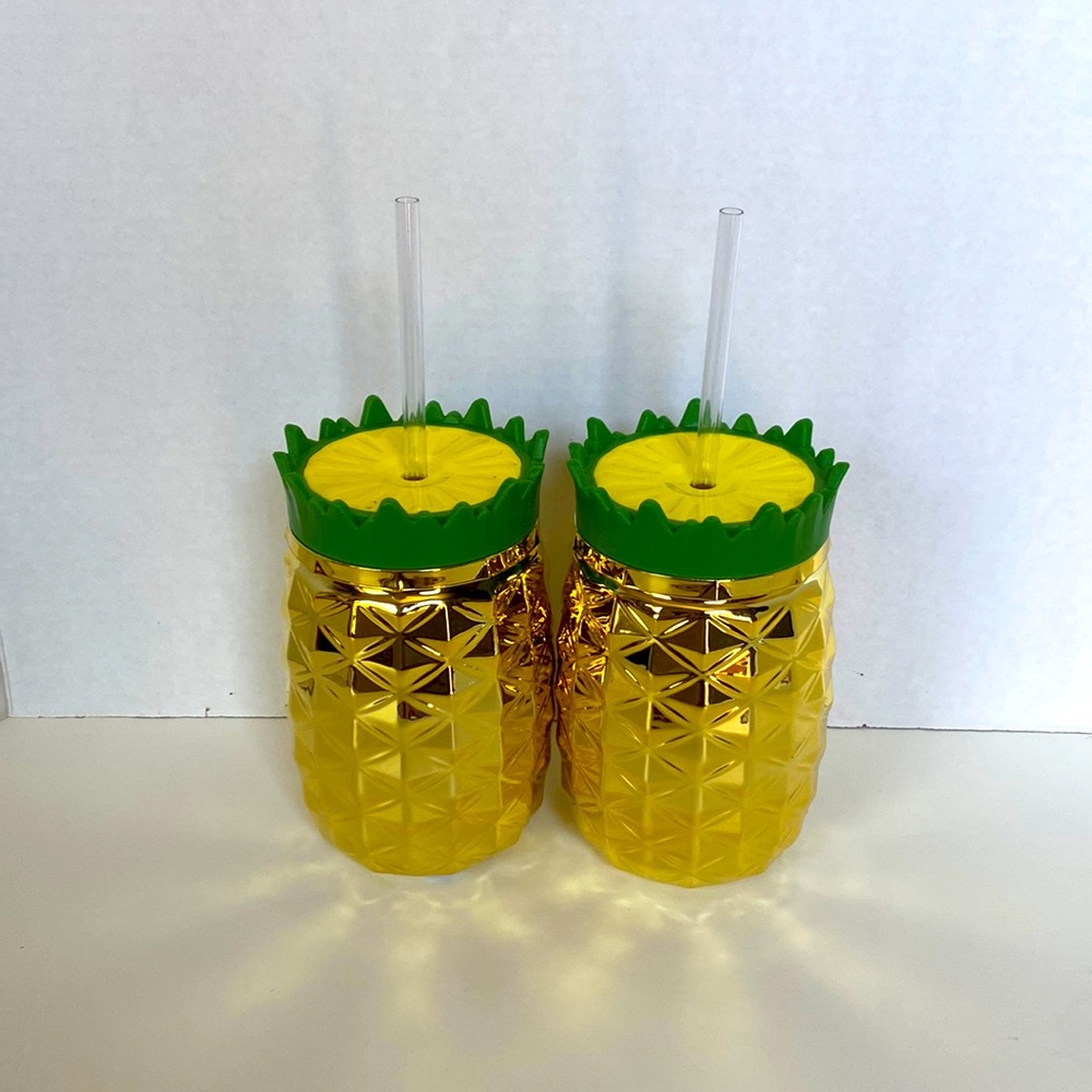 PINEAPPLE CUP WITH STRAW